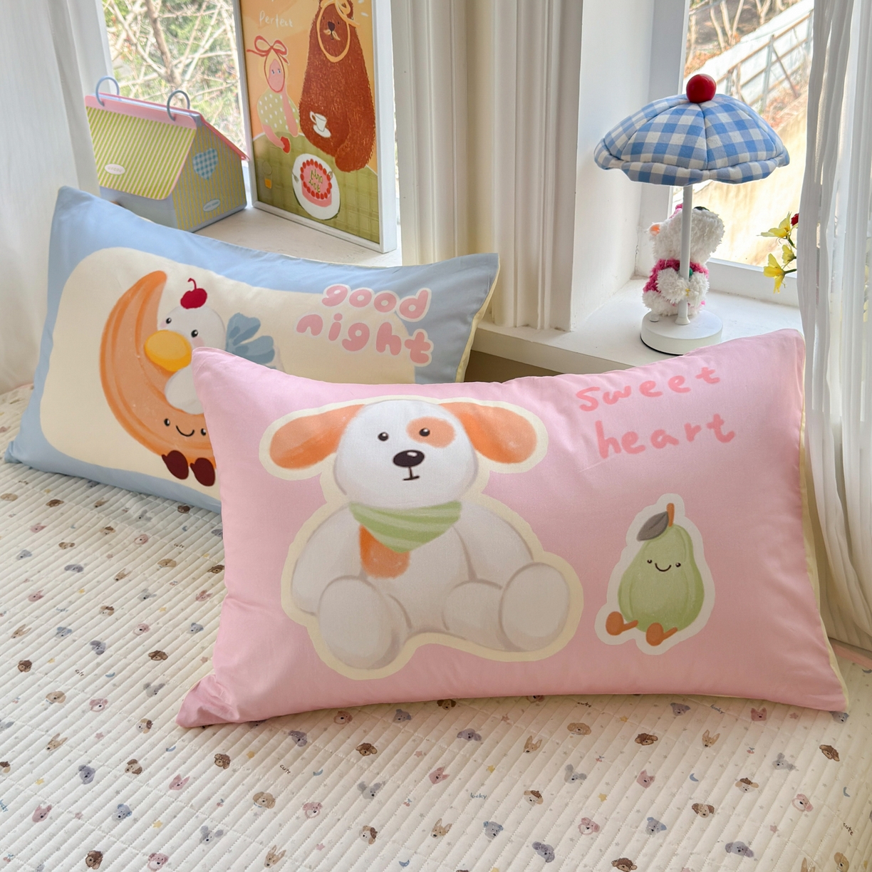 91家纺网 家纺一手货源 找家纺 妮可 2026新款全棉毛巾绣夹棉床盖四件套搭配大版数码印花枕套 甜甜修狗