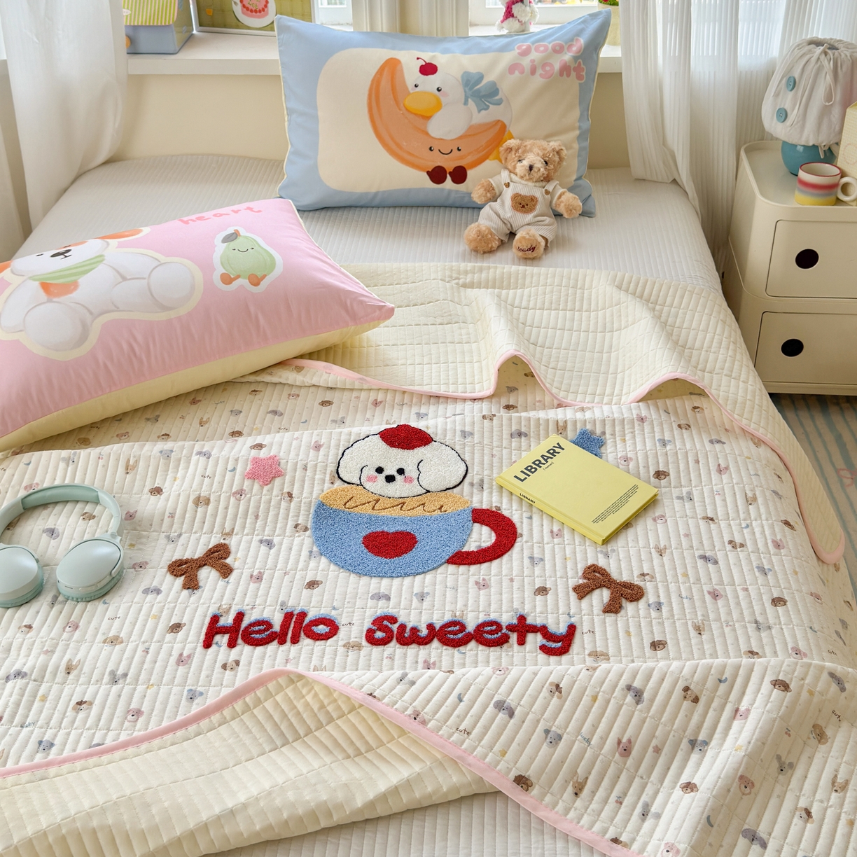 91家纺网 家纺一手货源 找家纺 妮可 2026新款全棉毛巾绣夹棉床盖四件套搭配大版数码印花枕套 甜甜修狗