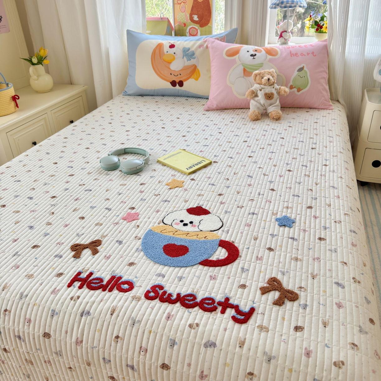 91家纺网 家纺一手货源 找家纺 妮可 2026新款全棉毛巾绣夹棉床盖四件套搭配大版数码印花枕套 甜甜修狗