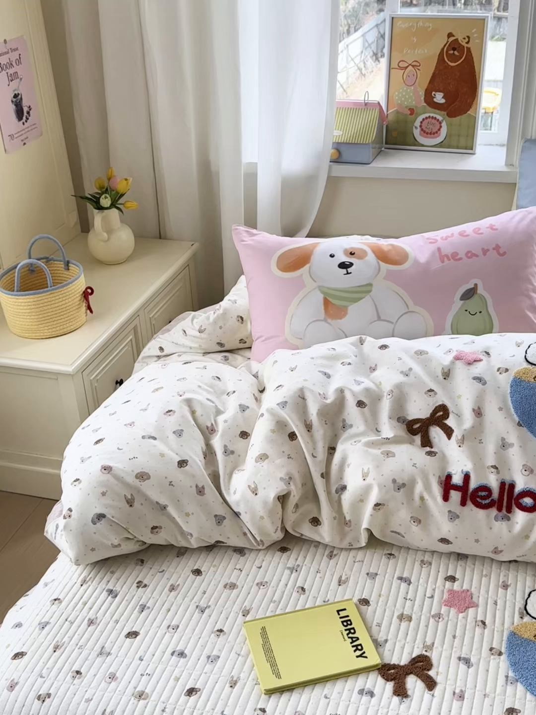 91家纺网 家纺一手货源 找家纺 妮可 2026新款全棉毛巾绣夹棉床盖四件套搭配大版数码印花枕套 甜甜修狗