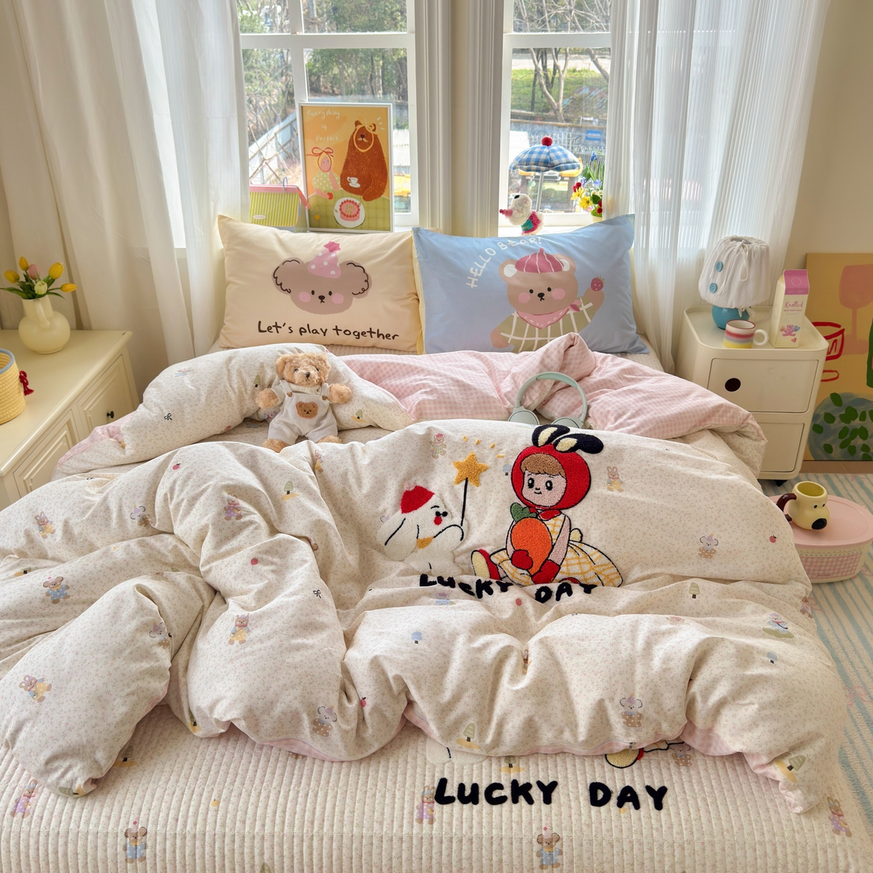 91家纺网 家纺一手货源 找家纺 妮可 2026新款全棉毛巾绣夹棉床盖四件套搭配大版数码印花枕套 兔兔女孩