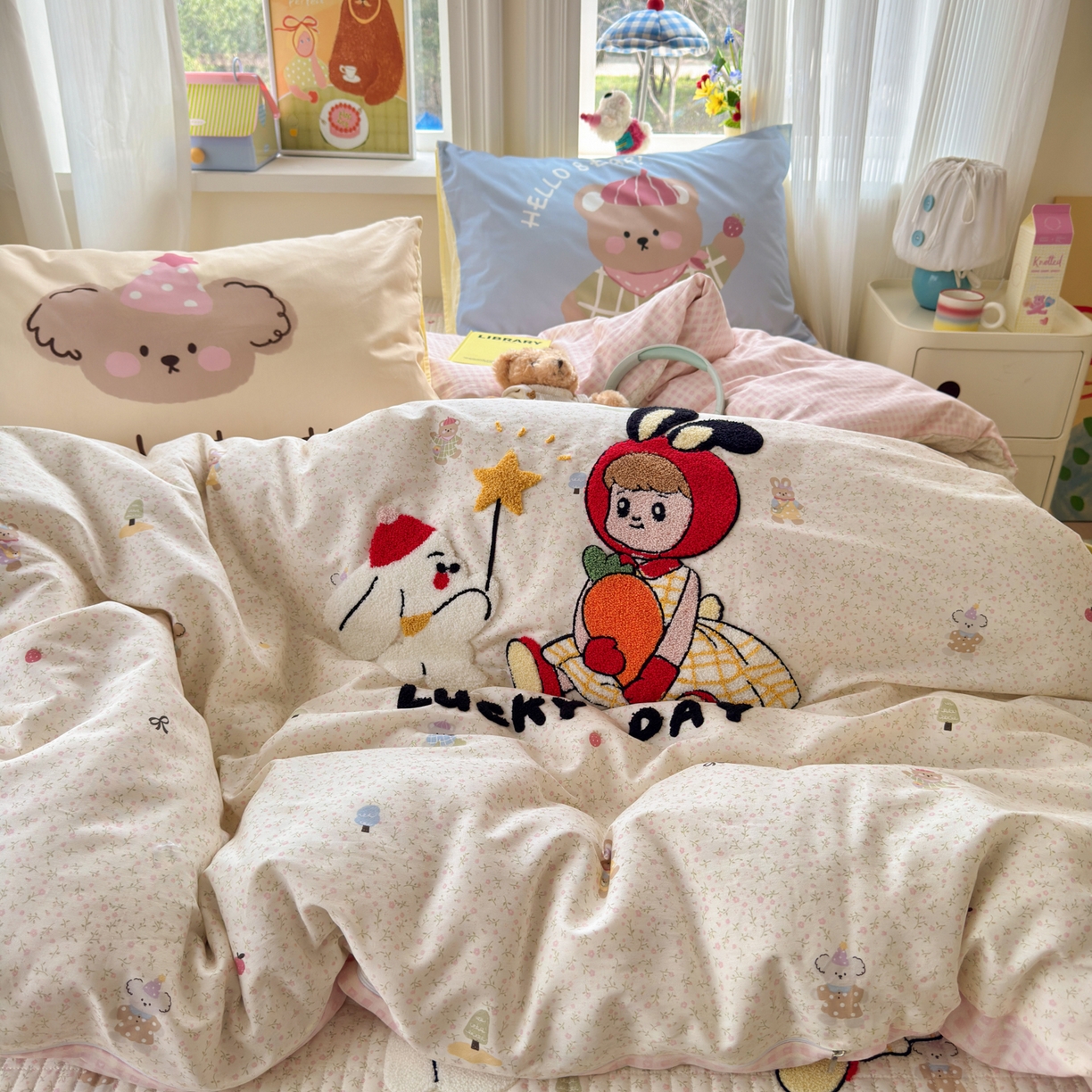 91家纺网 家纺一手货源 找家纺 妮可 2026新款全棉毛巾绣夹棉床盖四件套搭配大版数码印花枕套 兔兔女孩