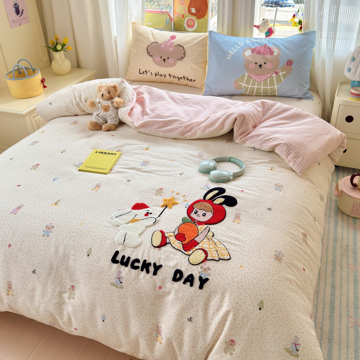 91家纺网 家纺一手货源 找家纺 妮可 2026新款全棉毛巾绣夹棉床盖四件套搭配大版数码印花枕套 兔兔女孩