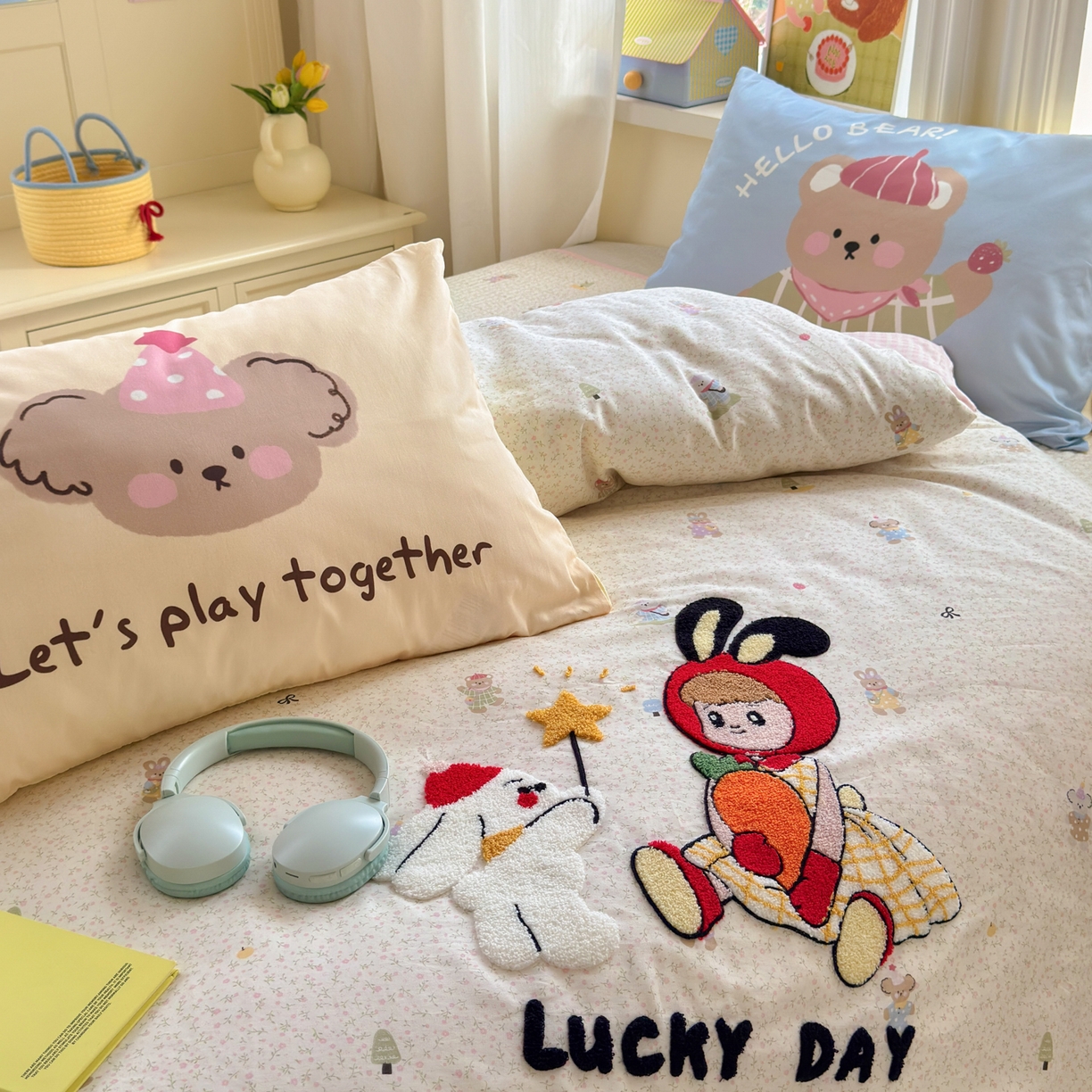 91家纺网 家纺一手货源 找家纺 妮可 2026新款全棉毛巾绣夹棉床盖四件套搭配大版数码印花枕套 兔兔女孩