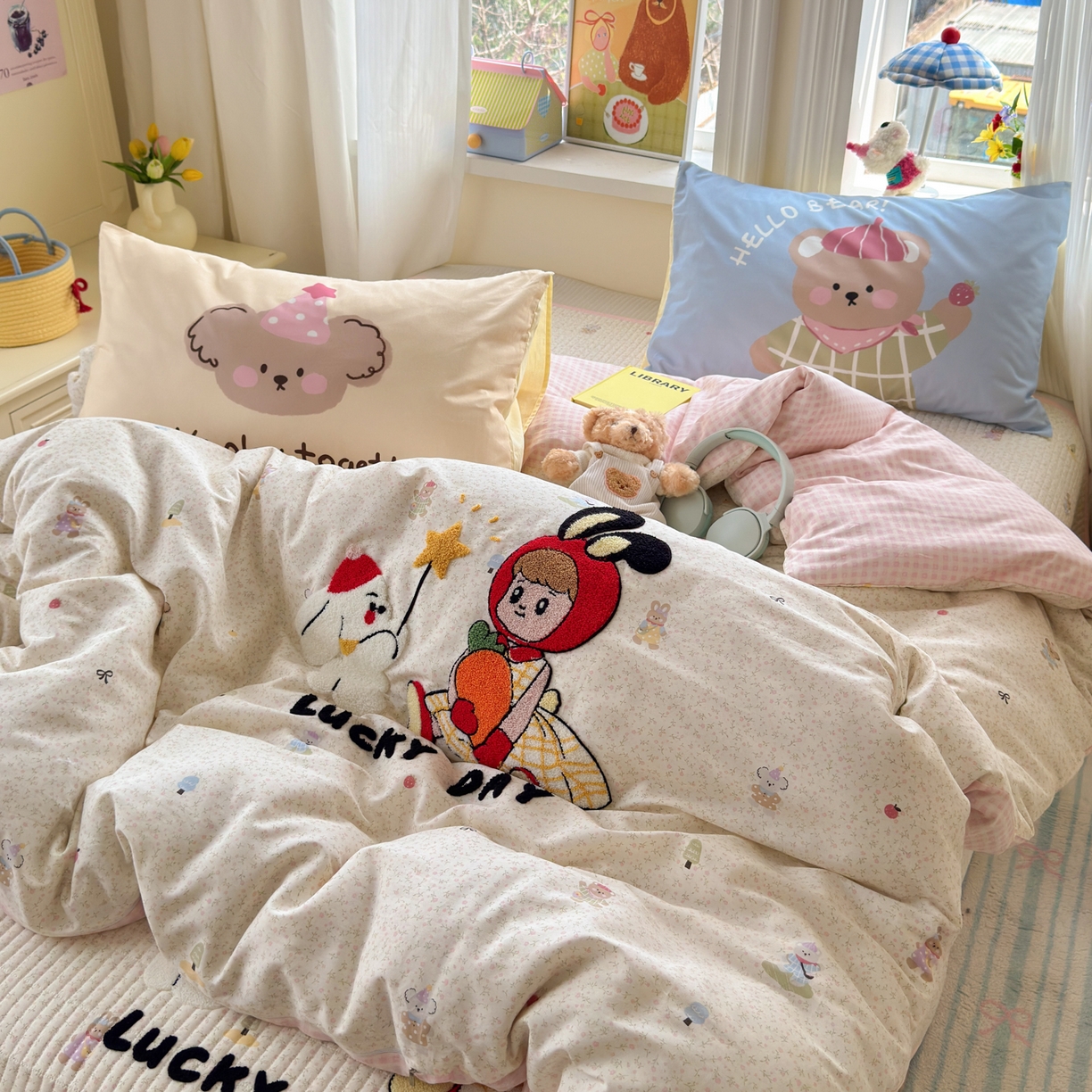 91家纺网 家纺一手货源 找家纺 妮可 2026新款全棉毛巾绣夹棉床盖四件套搭配大版数码印花枕套 兔兔女孩
