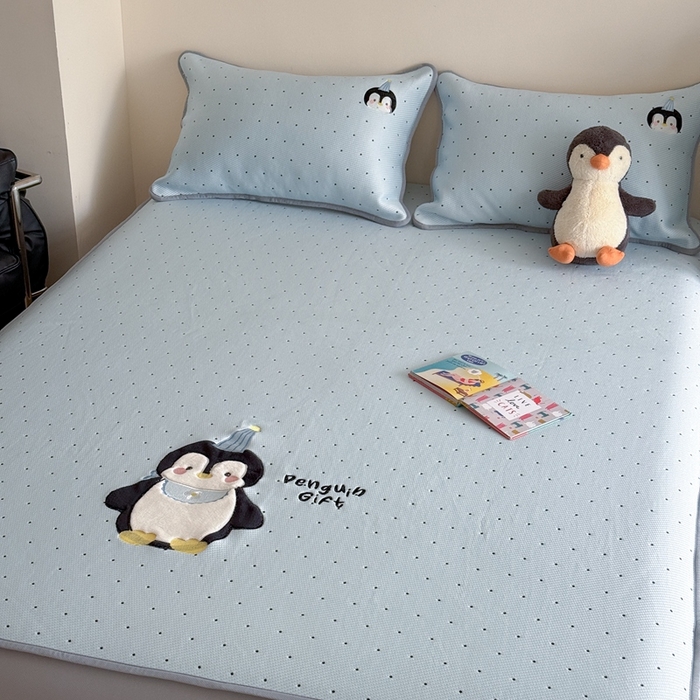 91家纺网 家纺一手货源 找家纺 暖生活 2026春夏新款3DMAX超凉感原创软凉席席子空调软席-床笠款 企鹅点点-床笠款