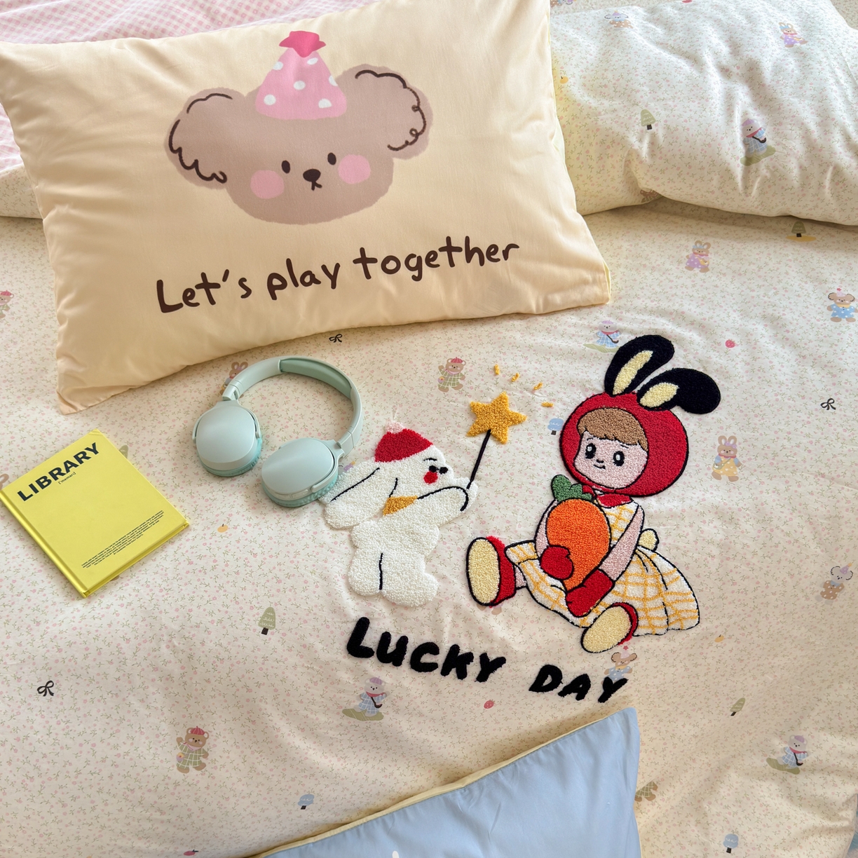 91家纺网 家纺一手货源 找家纺 妮可 2026新款全棉毛巾绣夹棉床盖四件套搭配大版数码印花枕套 兔兔女孩