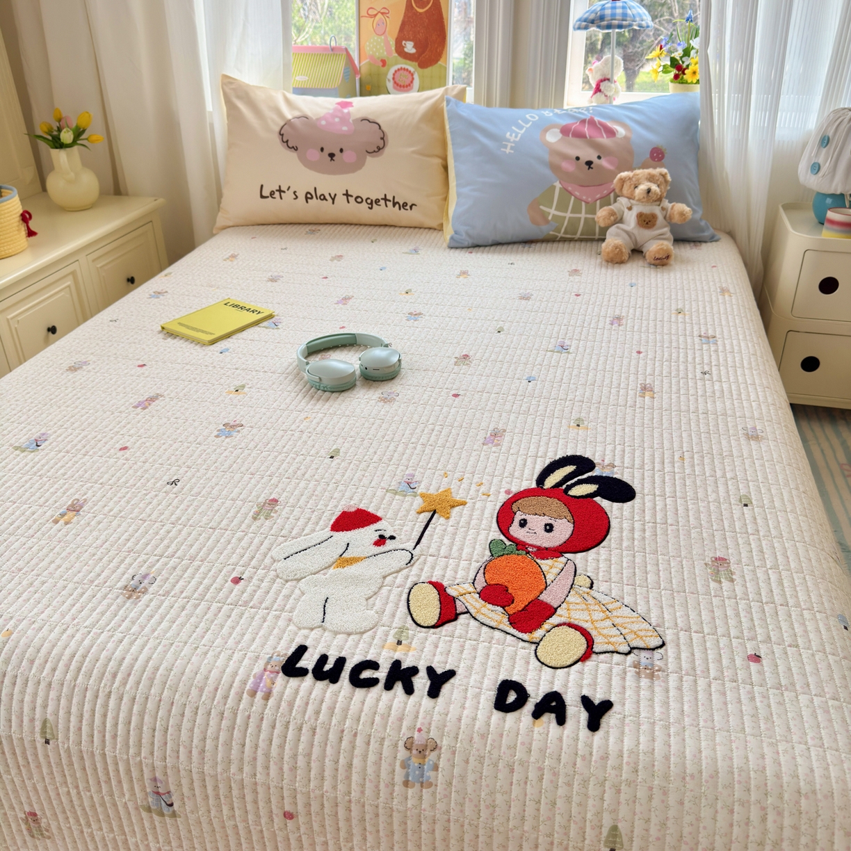 91家纺网 家纺一手货源 找家纺 妮可 2026新款全棉毛巾绣夹棉床盖四件套搭配大版数码印花枕套 兔兔女孩