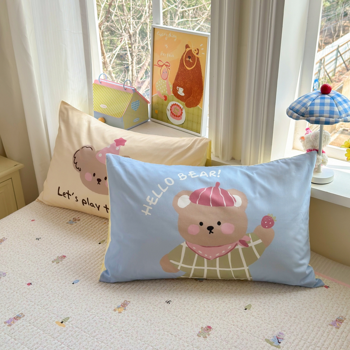 91家纺网 家纺一手货源 找家纺 妮可 2026新款全棉毛巾绣夹棉床盖四件套搭配大版数码印花枕套 兔兔女孩