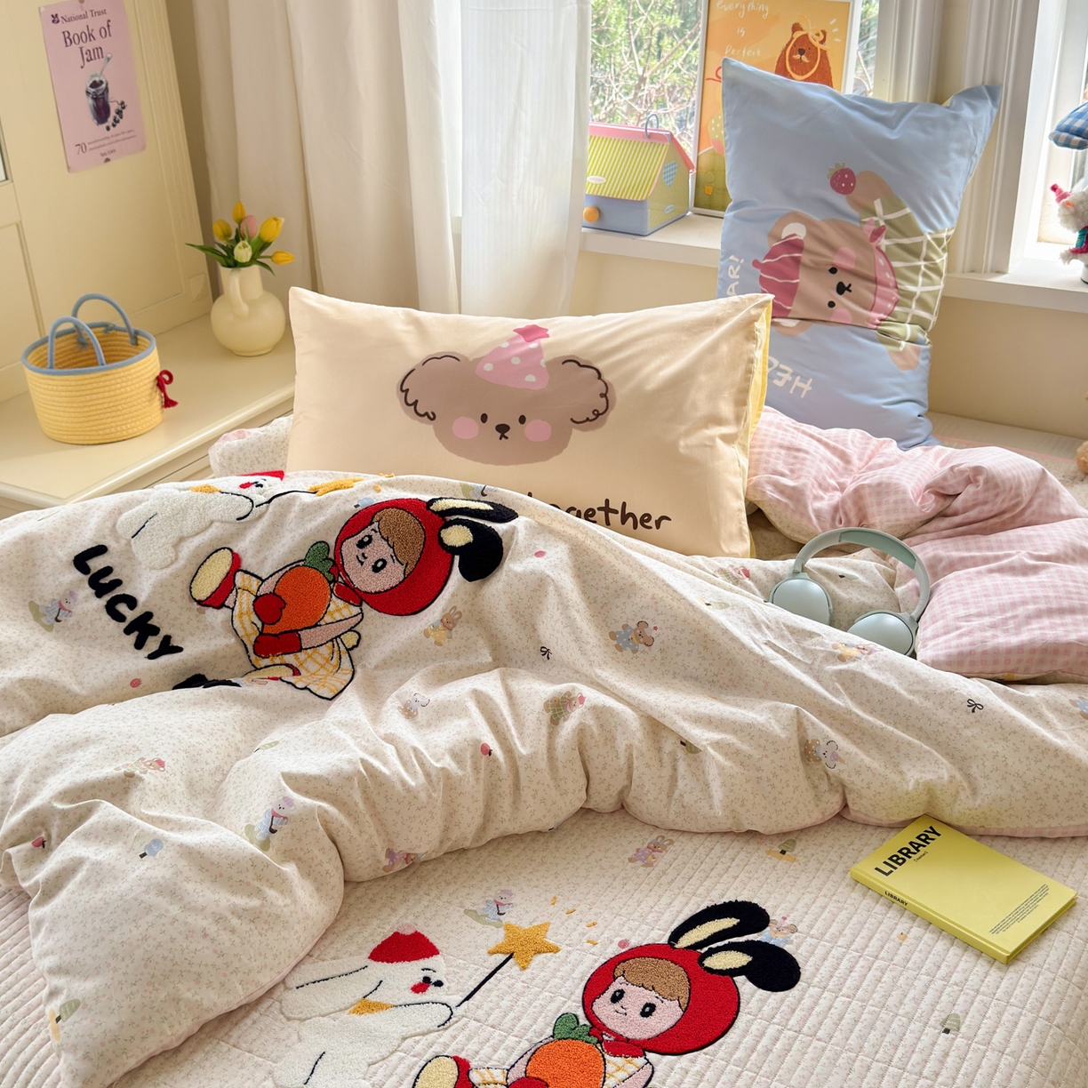91家纺网 家纺一手货源 找家纺 妮可 2026新款全棉毛巾绣夹棉床盖四件套搭配大版数码印花枕套 兔兔女孩