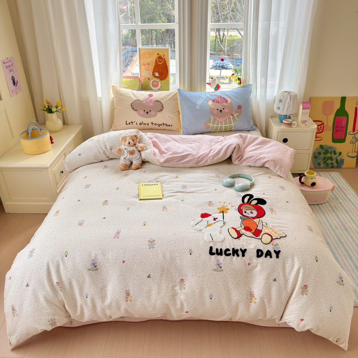 91家纺网 家纺一手货源 找家纺 妮可 2026新款全棉毛巾绣夹棉床盖四件套搭配大版数码印花枕套 兔兔女孩