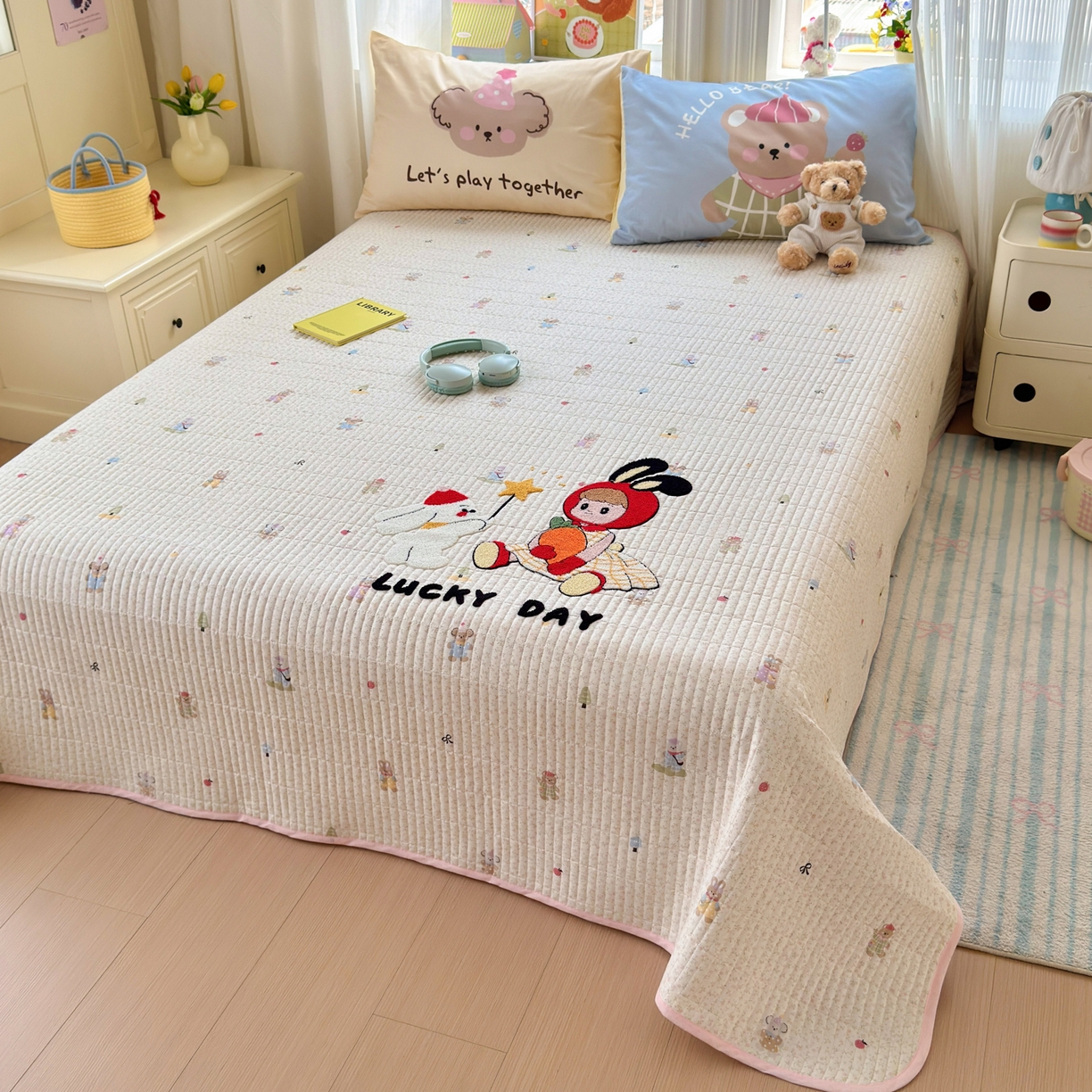 91家纺网 家纺一手货源 找家纺 妮可 2026新款全棉毛巾绣夹棉床盖四件套搭配大版数码印花枕套 兔兔女孩