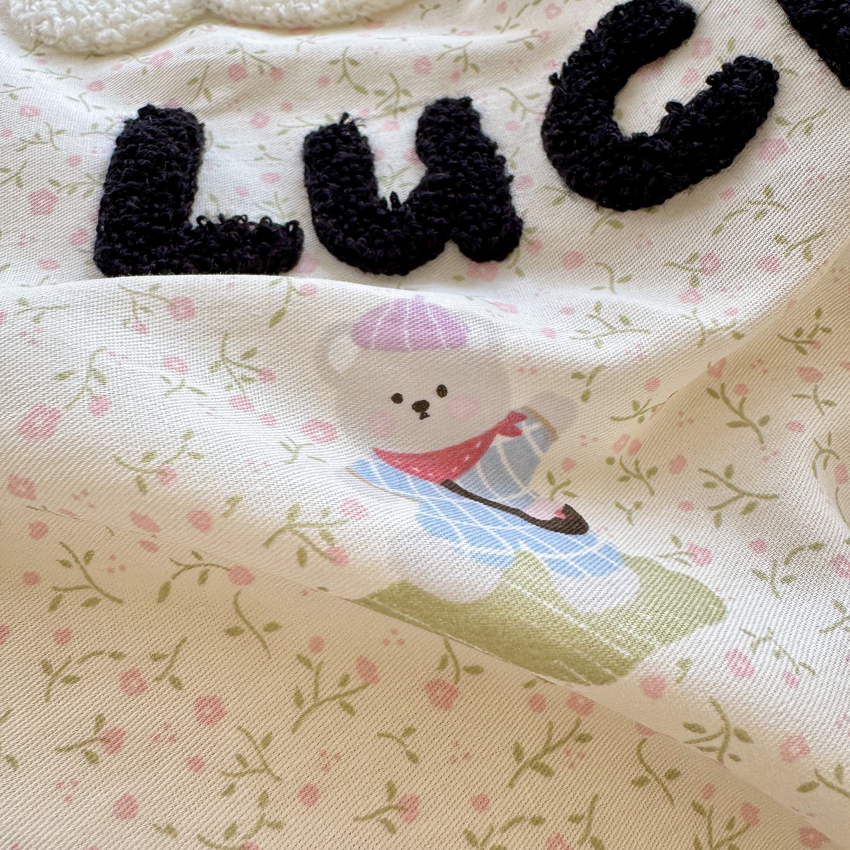 91家纺网 家纺一手货源 找家纺 妮可 2026新款全棉毛巾绣夹棉床盖四件套搭配大版数码印花枕套 兔兔女孩