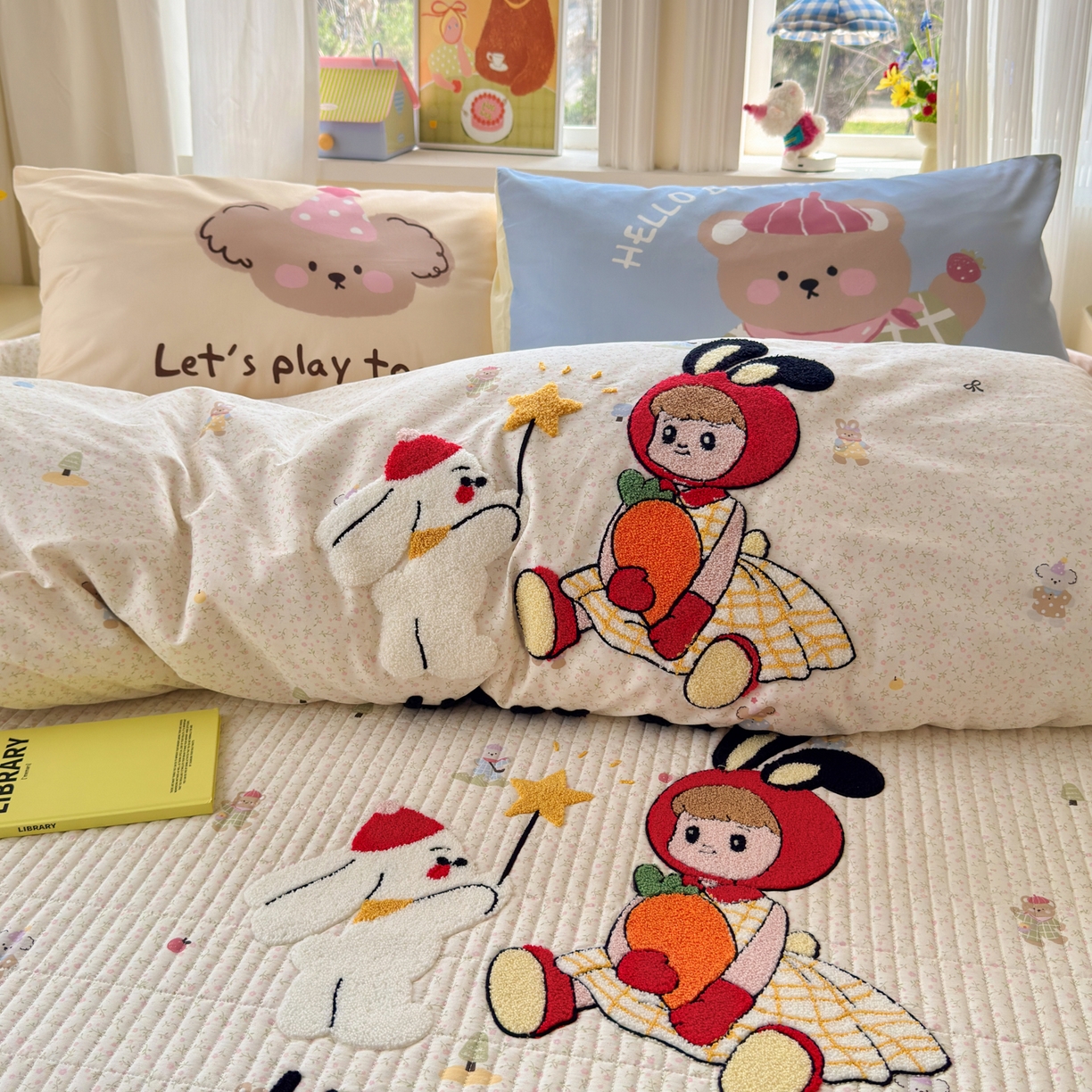 91家纺网 家纺一手货源 找家纺 妮可 2026新款全棉毛巾绣夹棉床盖四件套搭配大版数码印花枕套 兔兔女孩