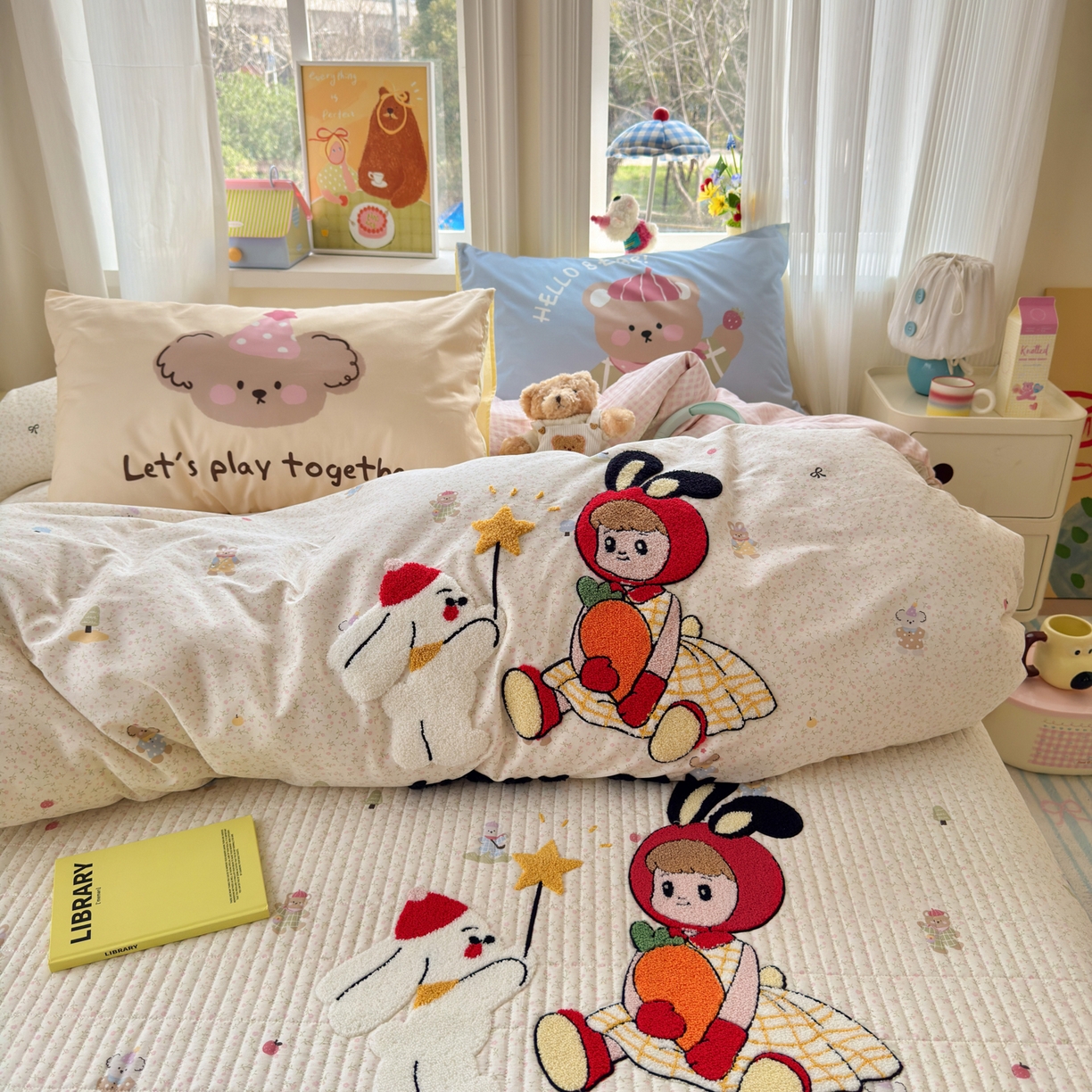 91家纺网 家纺一手货源 找家纺 妮可 2026新款全棉毛巾绣夹棉床盖四件套搭配大版数码印花枕套 兔兔女孩