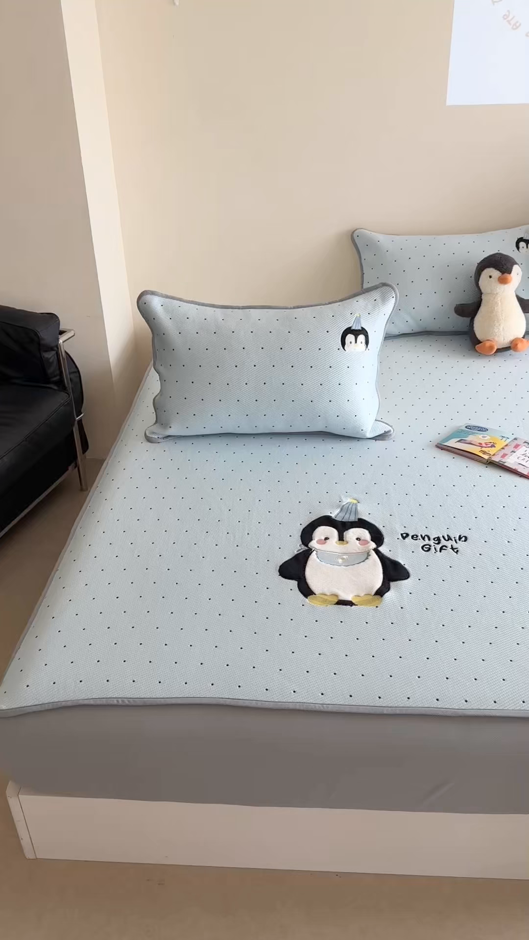 91家纺网 家纺一手货源 找家纺 暖生活 2026春夏新款3DMAX超凉感原创软凉席席子空调软席-床笠款 企鹅点点-床笠款