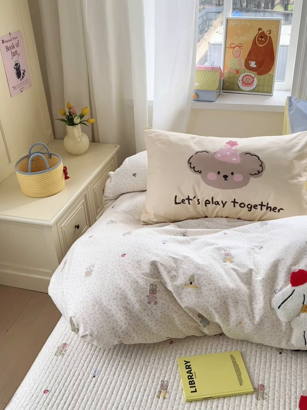 91家纺网 家纺一手货源 找家纺 妮可 2026新款全棉毛巾绣夹棉床盖四件套搭配大版数码印花枕套 兔兔女孩