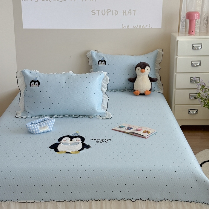 91家纺网 家纺一手货源 找家纺 暖生活 2026春夏新款3DMAX超凉感原创软凉席席子空调软席-床裙款 企鹅点点-床裙款