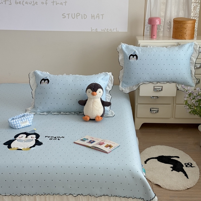 91家纺网 家纺一手货源 找家纺 暖生活 2026春夏新款3DMAX超凉感原创软凉席席子空调软席-床裙款 企鹅点点-床裙款