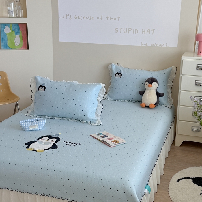 91家纺网 家纺一手货源 找家纺 暖生活 2026春夏新款3DMAX超凉感原创软凉席席子空调软席-床裙款 企鹅点点-床裙款