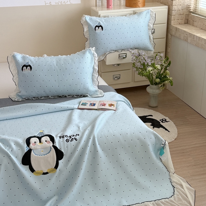 91家纺网 家纺一手货源 找家纺 暖生活 2026春夏新款3DMAX超凉感原创软凉席席子空调软席-床裙款 企鹅点点-床裙款