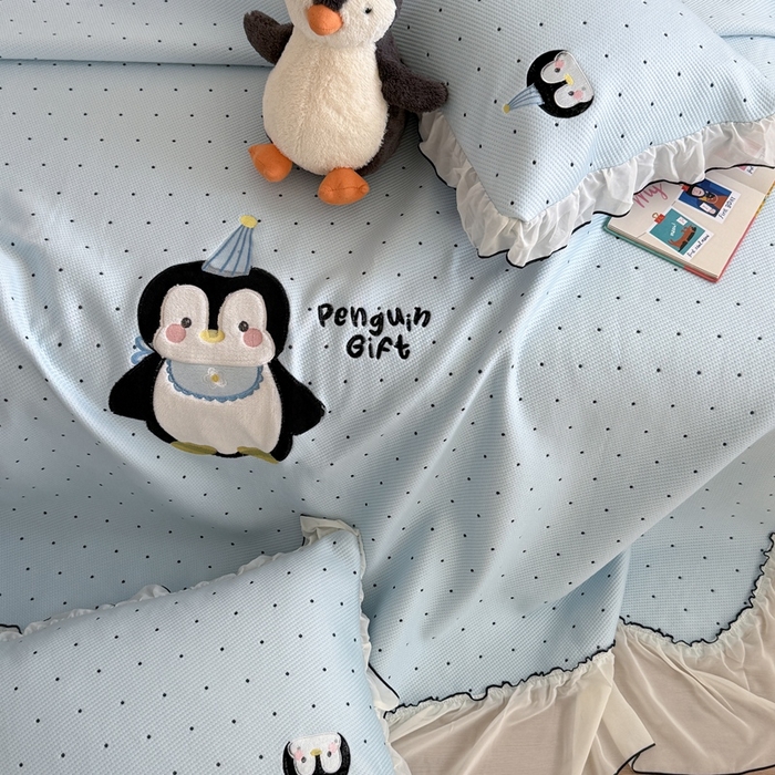 91家纺网 家纺一手货源 找家纺 暖生活 2026春夏新款3DMAX超凉感原创软凉席席子空调软席-床裙款 企鹅点点-床裙款