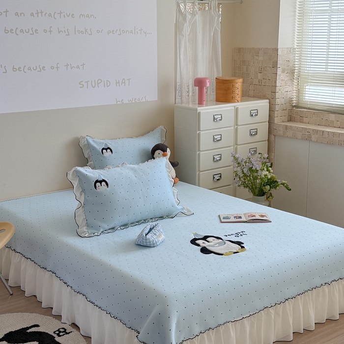 91家纺网 家纺一手货源 找家纺 暖生活 2026春夏新款3DMAX超凉感原创软凉席席子空调软席-床裙款 企鹅点点-床裙款