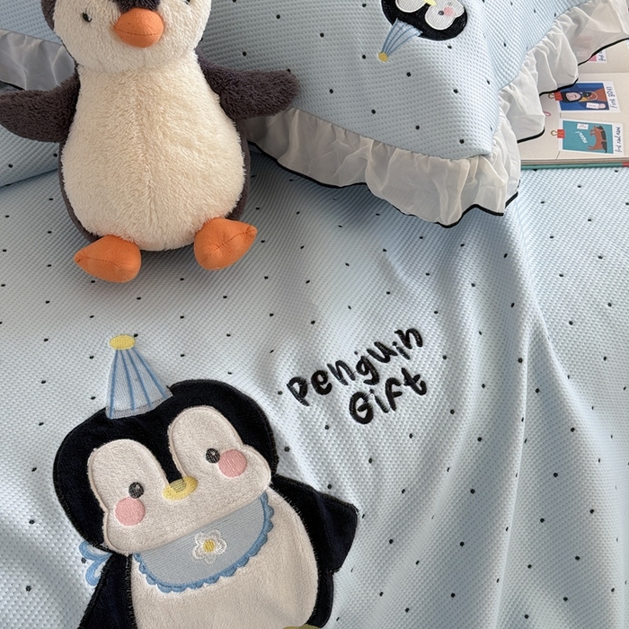 91家纺网 家纺一手货源 找家纺 暖生活 2026春夏新款3DMAX超凉感原创软凉席席子空调软席-床裙款 企鹅点点-床裙款