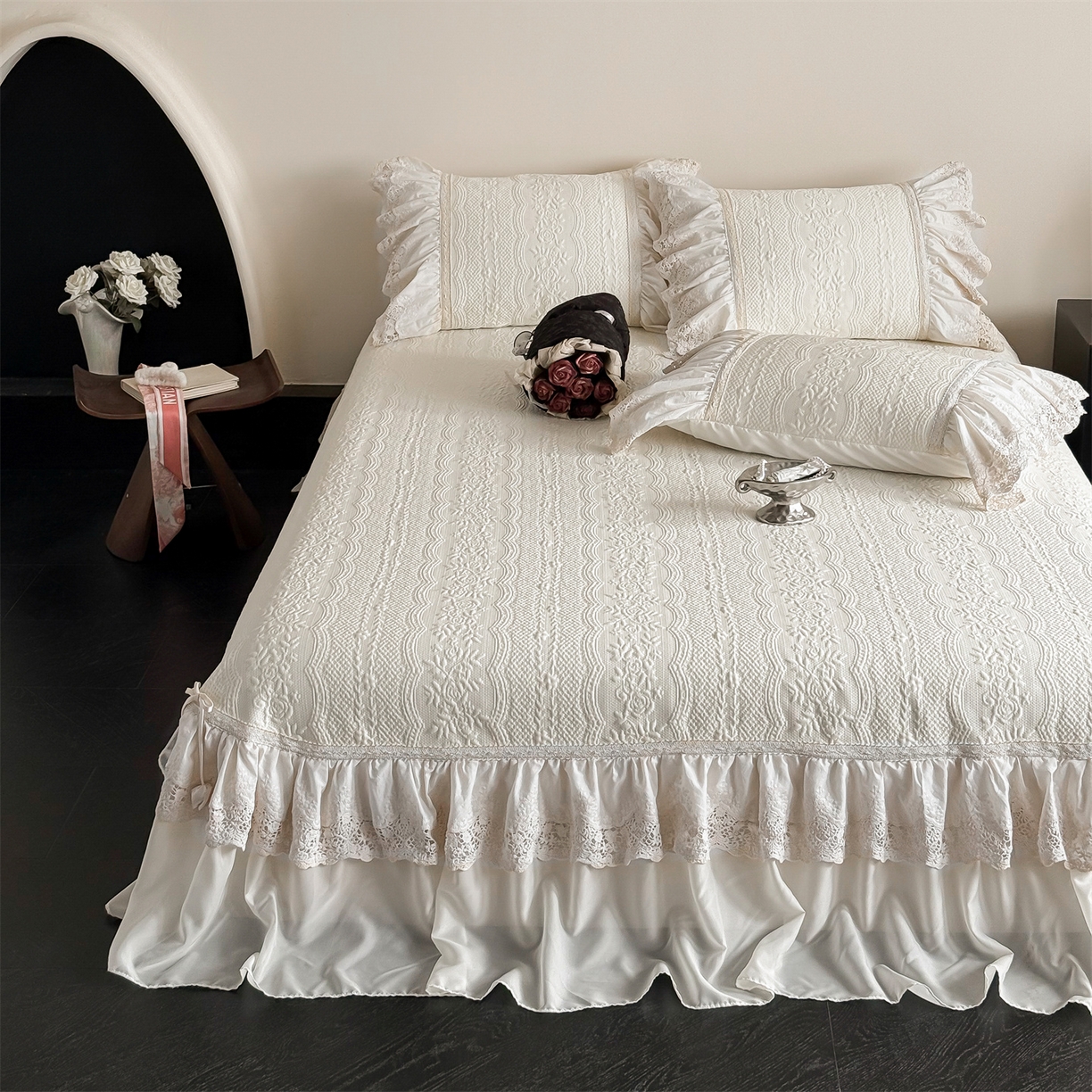 91家纺网 家纺一手货源 找家纺 （总）觅糖家纺 2026夏日新款复古法式冰豆豆立体提花床裙凉席系列 -一路生花