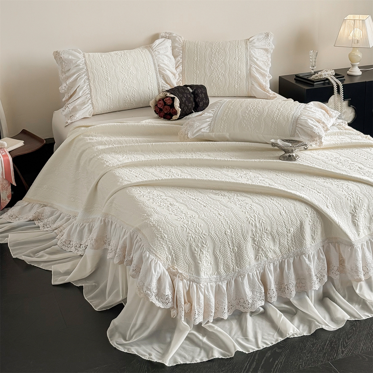 91家纺网 家纺一手货源 找家纺 （总）觅糖家纺 2026夏日新款复古法式冰豆豆立体提花床裙凉席系列 -一路生花