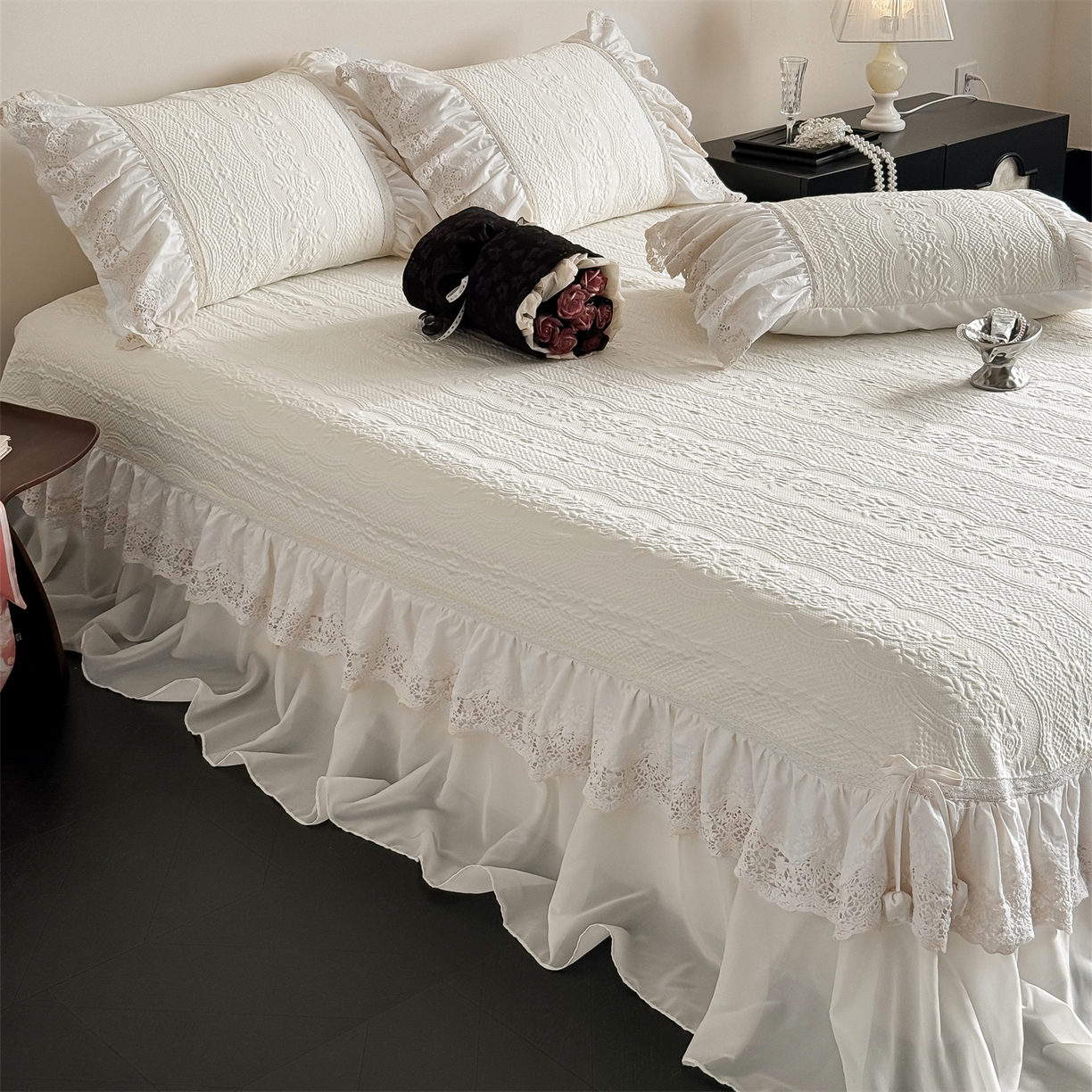 91家纺网 家纺一手货源 找家纺 （总）觅糖家纺 2026夏日新款复古法式冰豆豆立体提花床裙凉席系列 -一路生花