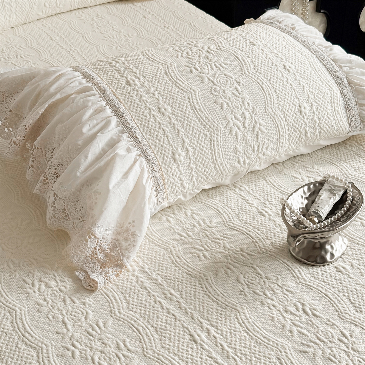 91家纺网 家纺一手货源 找家纺 （总）觅糖家纺 2026夏日新款复古法式冰豆豆立体提花床裙凉席系列 -一路生花