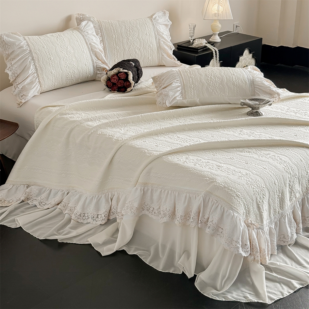 91家纺网 家纺一手货源 找家纺 （总）觅糖家纺 2026夏日新款复古法式冰豆豆立体提花床裙凉席系列 -一路生花