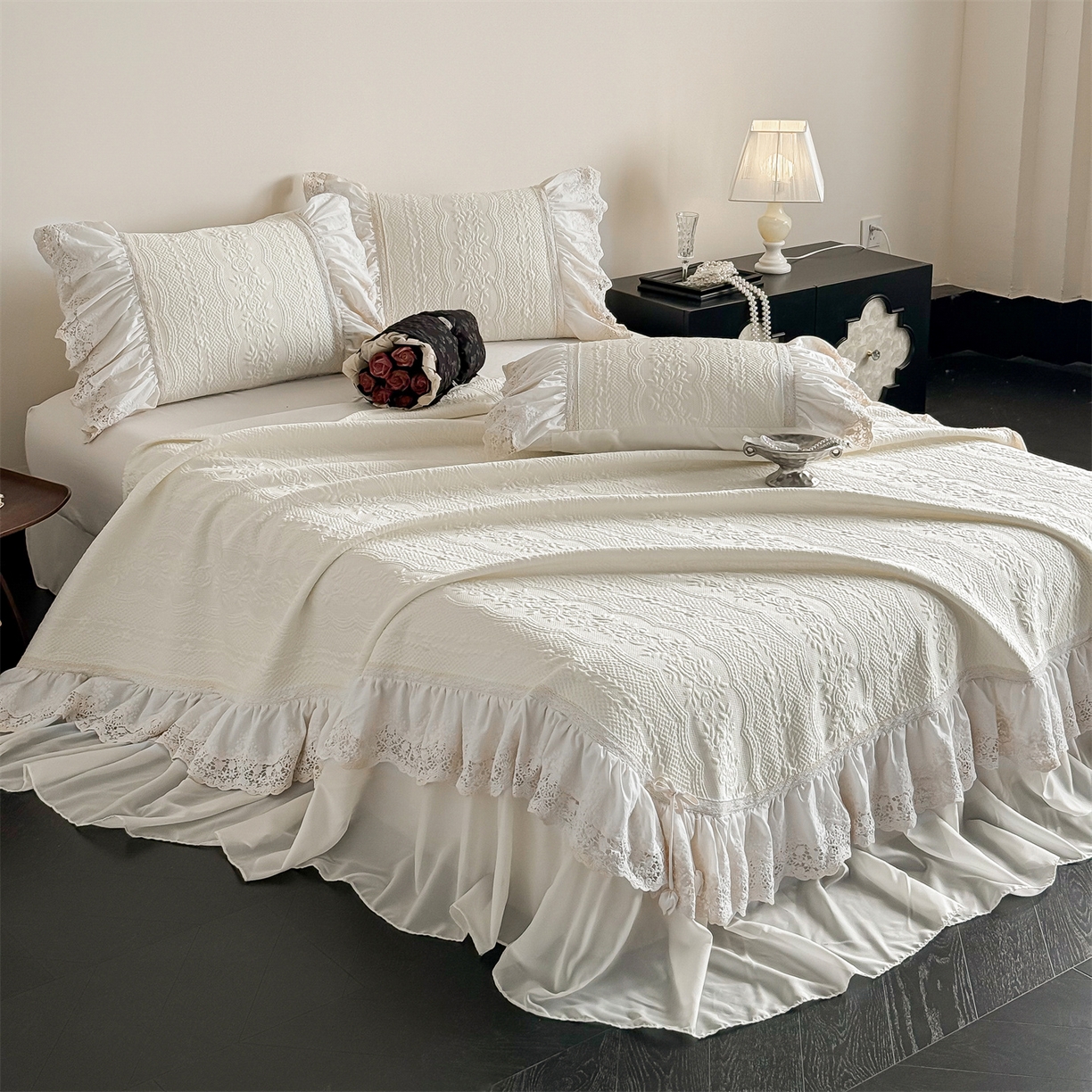 91家纺网 家纺一手货源 找家纺 （总）觅糖家纺 2026夏日新款复古法式冰豆豆立体提花床裙凉席系列 -一路生花