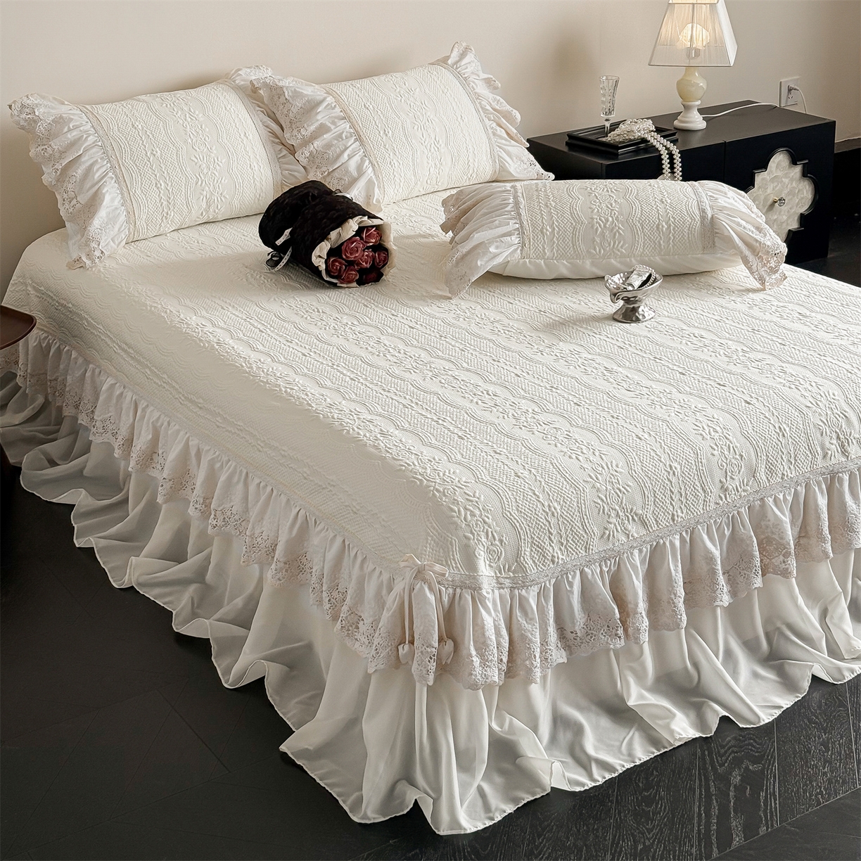 91家纺网 家纺一手货源 找家纺 （总）觅糖家纺 2026夏日新款复古法式冰豆豆立体提花床裙凉席系列 -一路生花