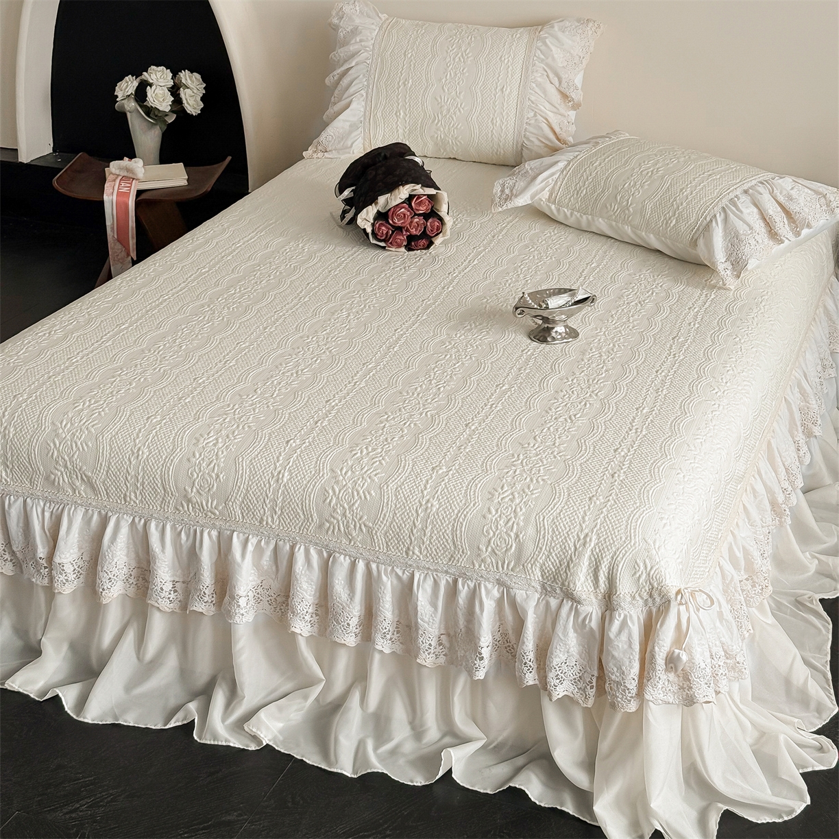 91家纺网 家纺一手货源 找家纺 （总）觅糖家纺 2026夏日新款复古法式冰豆豆立体提花床裙凉席系列 -一路生花