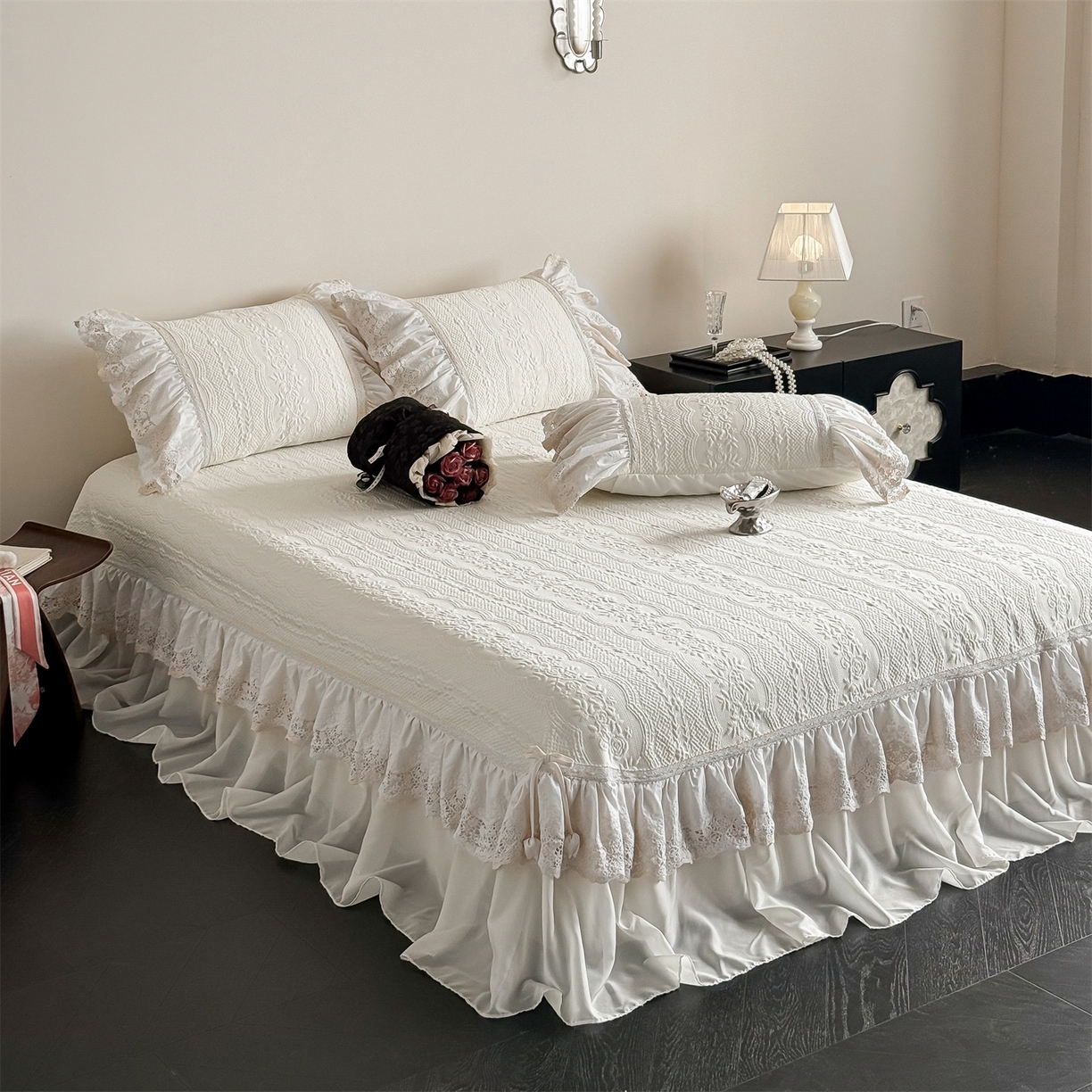 91家纺网 家纺一手货源 找家纺 （总）觅糖家纺 2026夏日新款复古法式冰豆豆立体提花床裙凉席系列 -一路生花