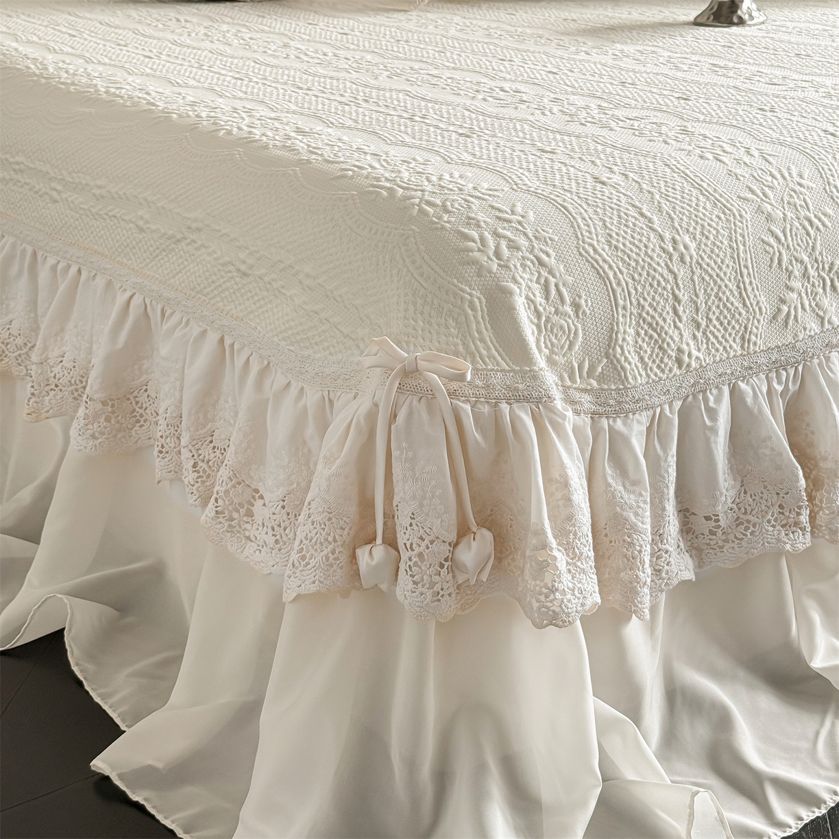 91家纺网 家纺一手货源 找家纺 （总）觅糖家纺 2026夏日新款复古法式冰豆豆立体提花床裙凉席系列 -一路生花