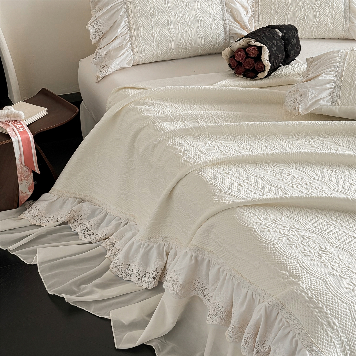 91家纺网 家纺一手货源 找家纺 （总）觅糖家纺 2026夏日新款复古法式冰豆豆立体提花床裙凉席系列 -一路生花