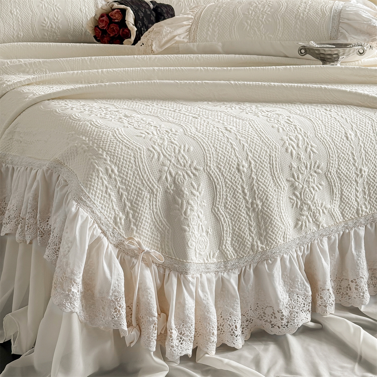 91家纺网 家纺一手货源 找家纺 （总）觅糖家纺 2026夏日新款复古法式冰豆豆立体提花床裙凉席系列 -一路生花