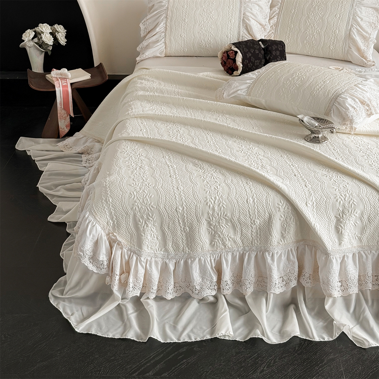 91家纺网 家纺一手货源 找家纺 （总）觅糖家纺 2026夏日新款复古法式冰豆豆立体提花床裙凉席系列 -一路生花