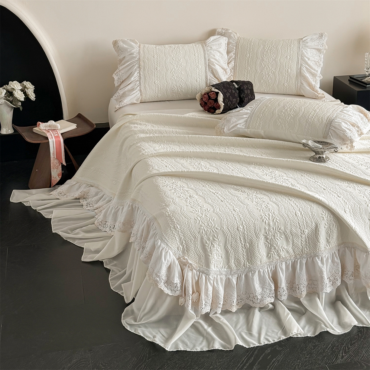 91家纺网 家纺一手货源 找家纺 （总）觅糖家纺 2026夏日新款复古法式冰豆豆立体提花床裙凉席系列 -一路生花