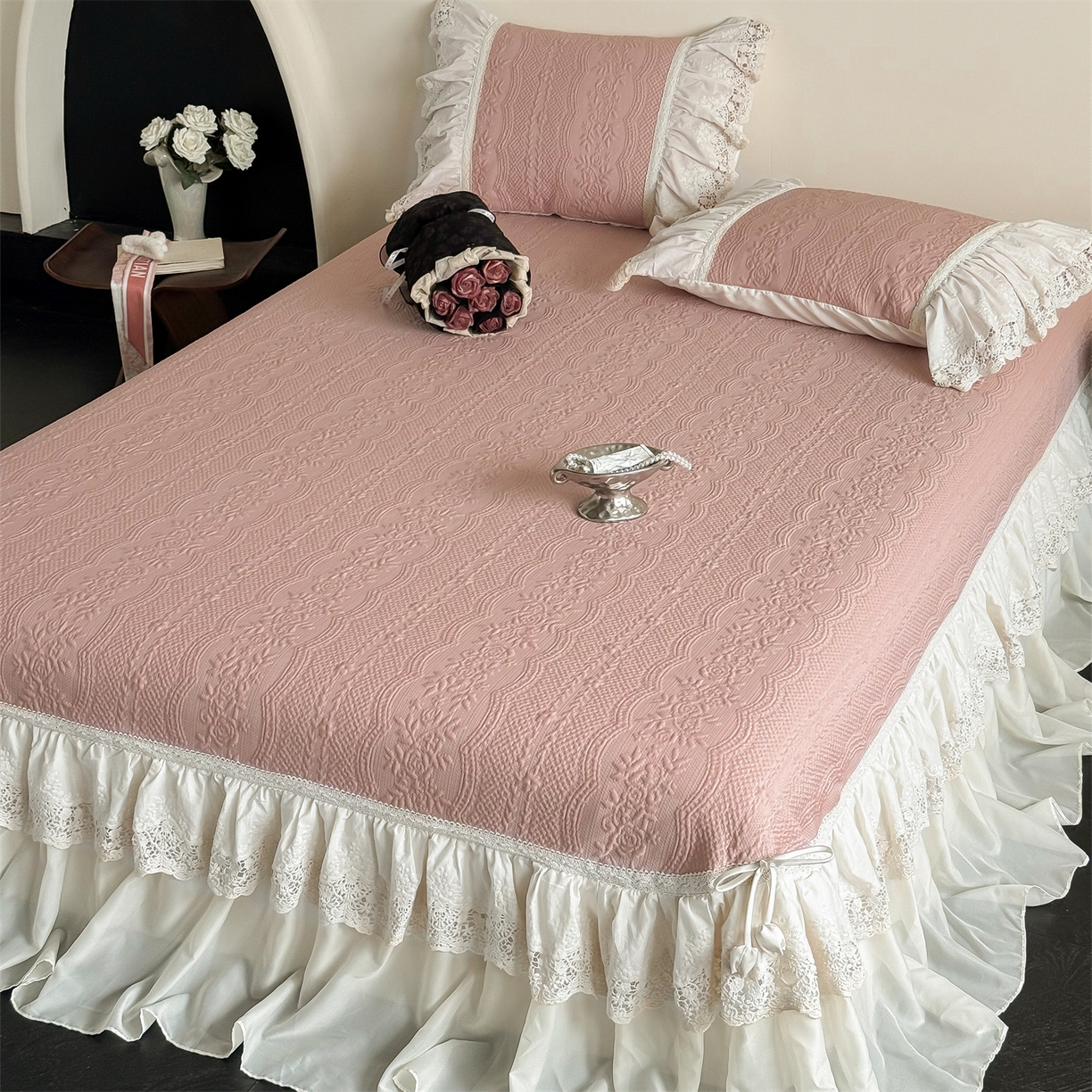 91家纺网 家纺一手货源 找家纺 觅糖家纺 2026夏日新款复古法式冰豆豆立体提花床裙凉席系列 -一路生花 一路生花-粉