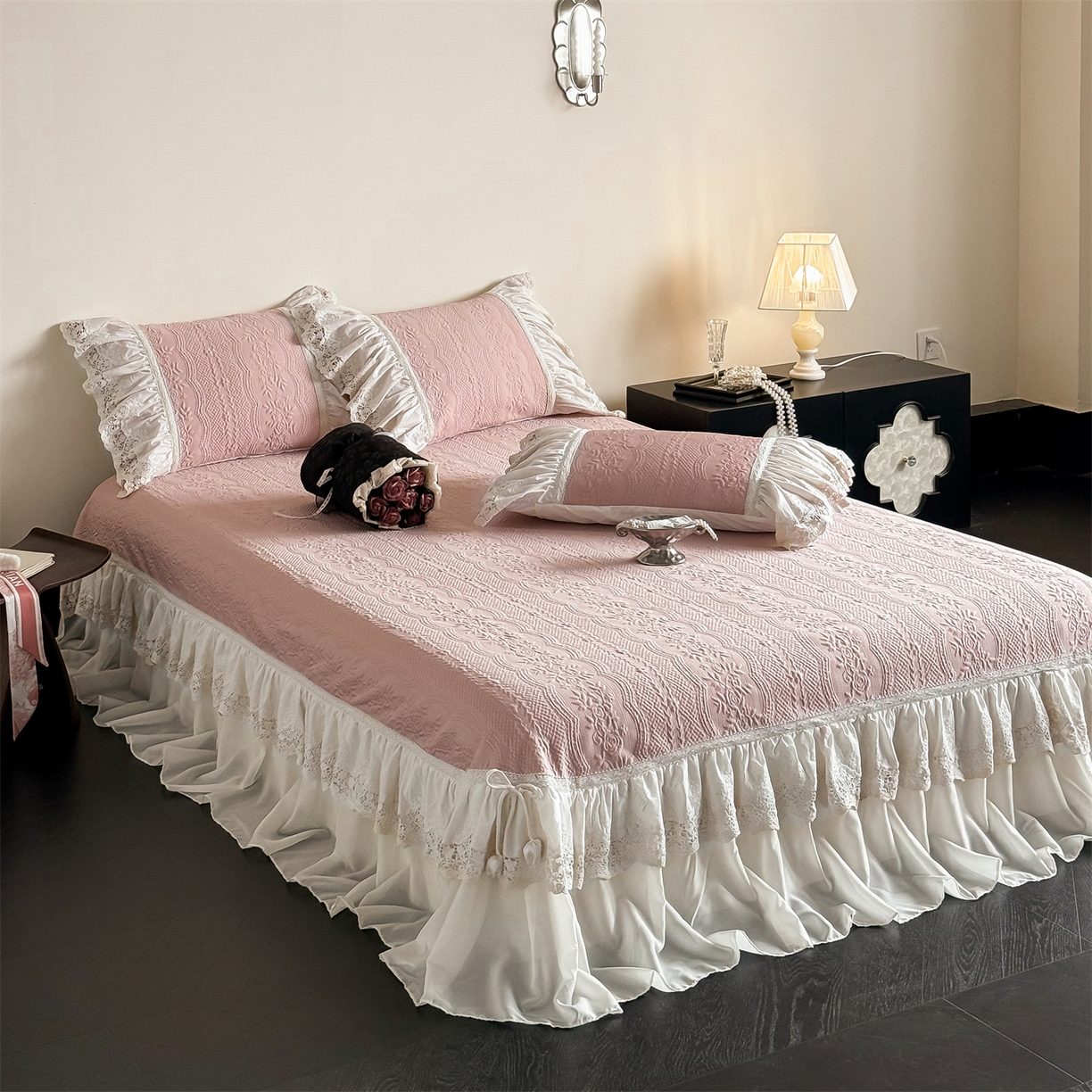 91家纺网 家纺一手货源 找家纺 觅糖家纺 2026夏日新款复古法式冰豆豆立体提花床裙凉席系列 -一路生花 一路生花-粉