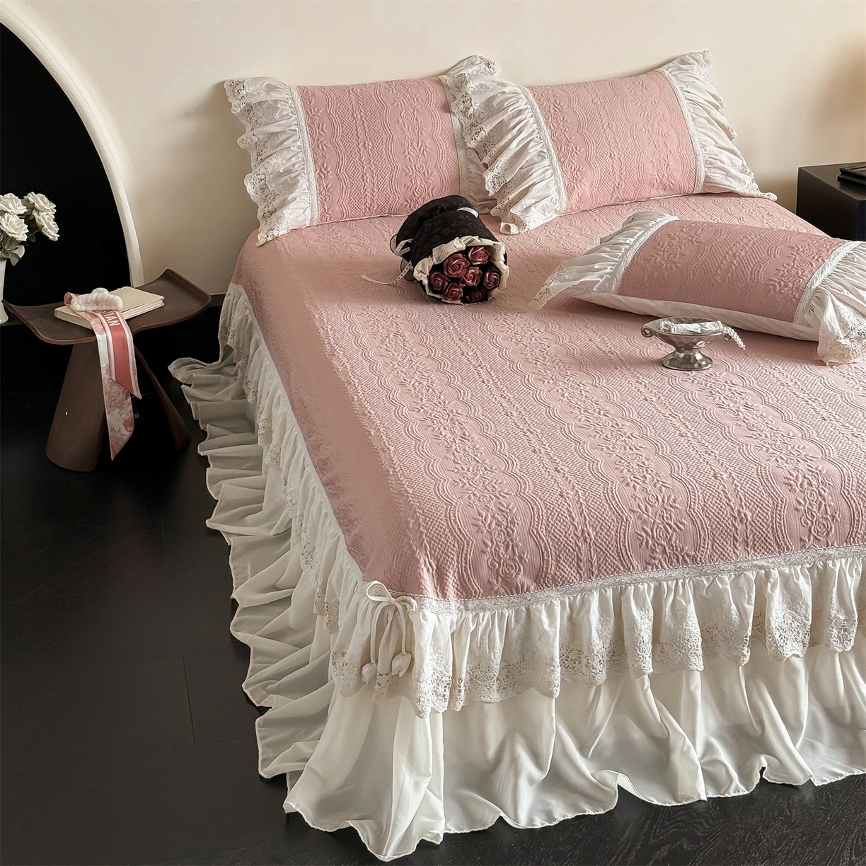 91家纺网 家纺一手货源 找家纺 觅糖家纺 2026夏日新款复古法式冰豆豆立体提花床裙凉席系列 -一路生花 一路生花-粉