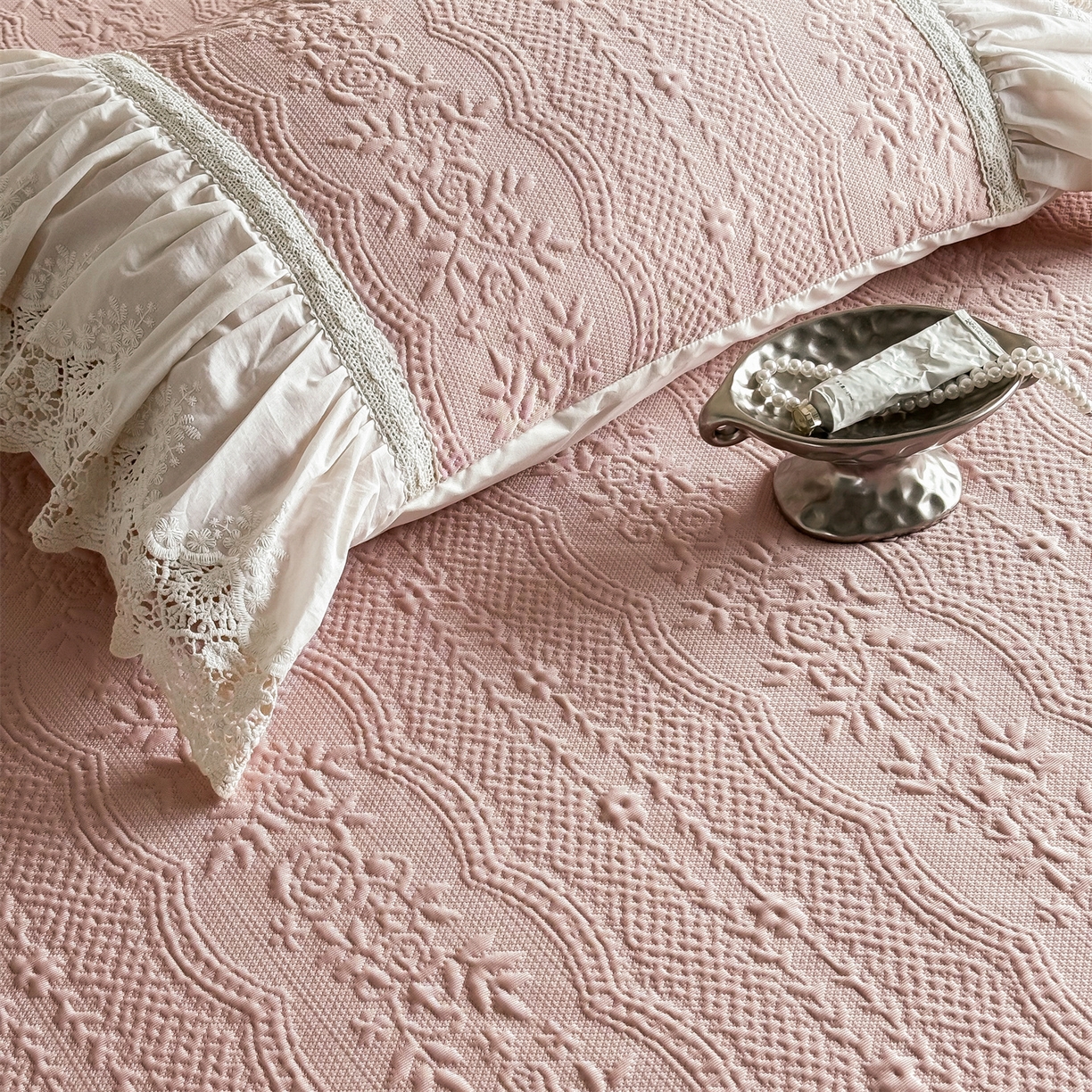 91家纺网 家纺一手货源 找家纺 觅糖家纺 2026夏日新款复古法式冰豆豆立体提花床裙凉席系列 -一路生花 一路生花-粉