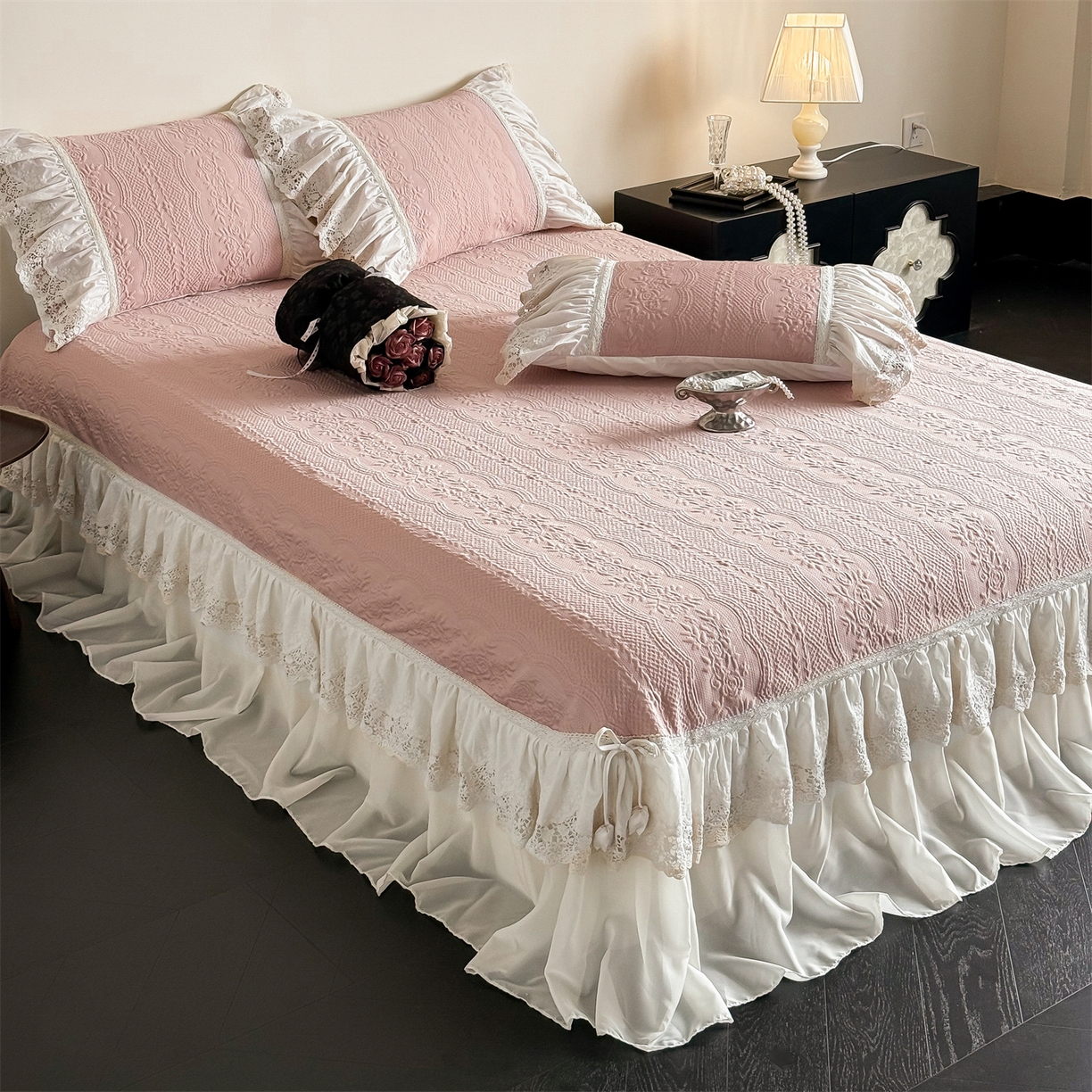 91家纺网 家纺一手货源 找家纺 觅糖家纺 2026夏日新款复古法式冰豆豆立体提花床裙凉席系列 -一路生花 一路生花-粉