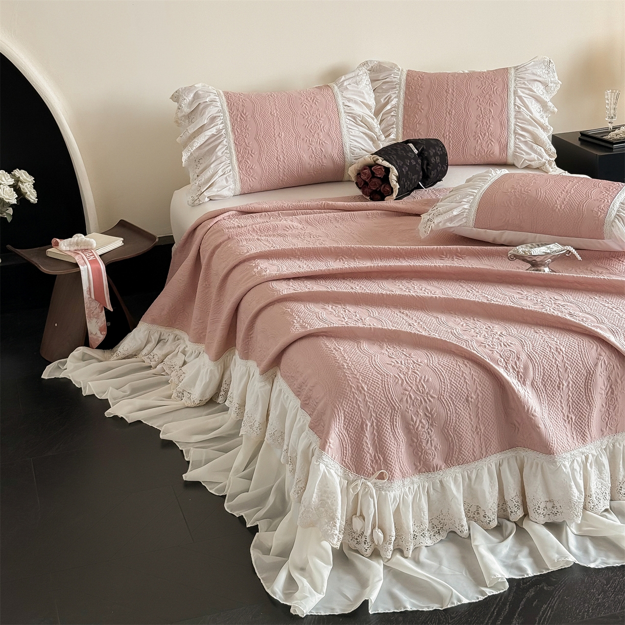 91家纺网 家纺一手货源 找家纺 觅糖家纺 2026夏日新款复古法式冰豆豆立体提花床裙凉席系列 -一路生花 一路生花-粉