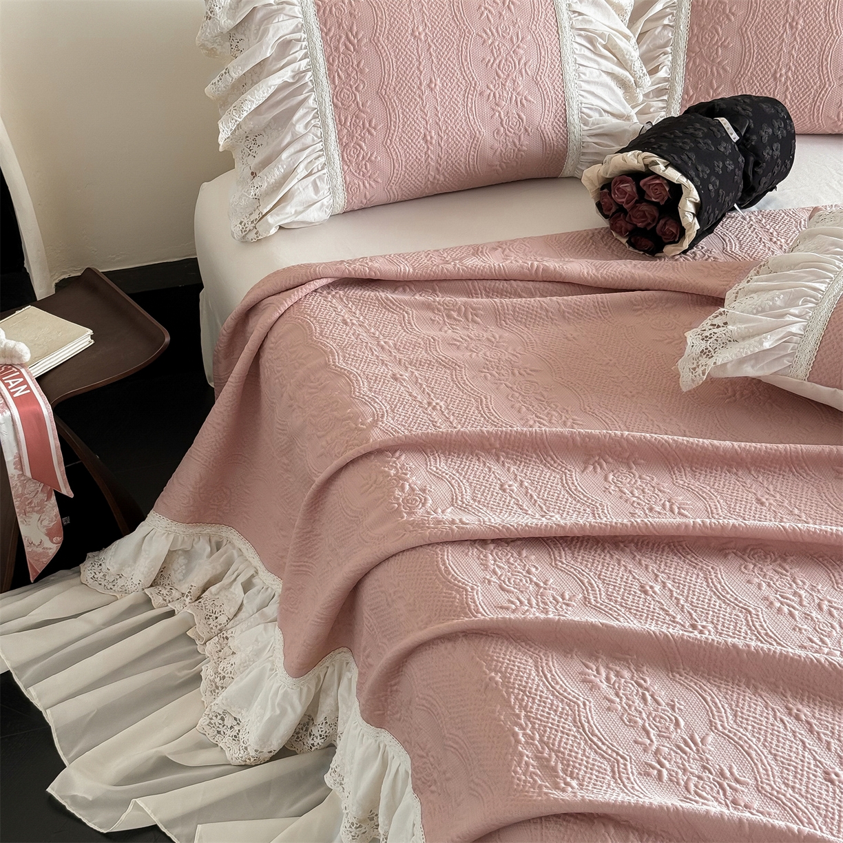 91家纺网 家纺一手货源 找家纺 觅糖家纺 2026夏日新款复古法式冰豆豆立体提花床裙凉席系列 -一路生花 一路生花-粉