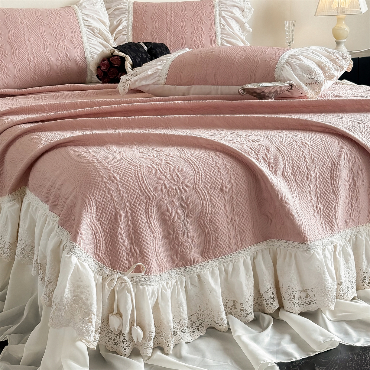 91家纺网 家纺一手货源 找家纺 觅糖家纺 2026夏日新款复古法式冰豆豆立体提花床裙凉席系列 -一路生花 一路生花-粉